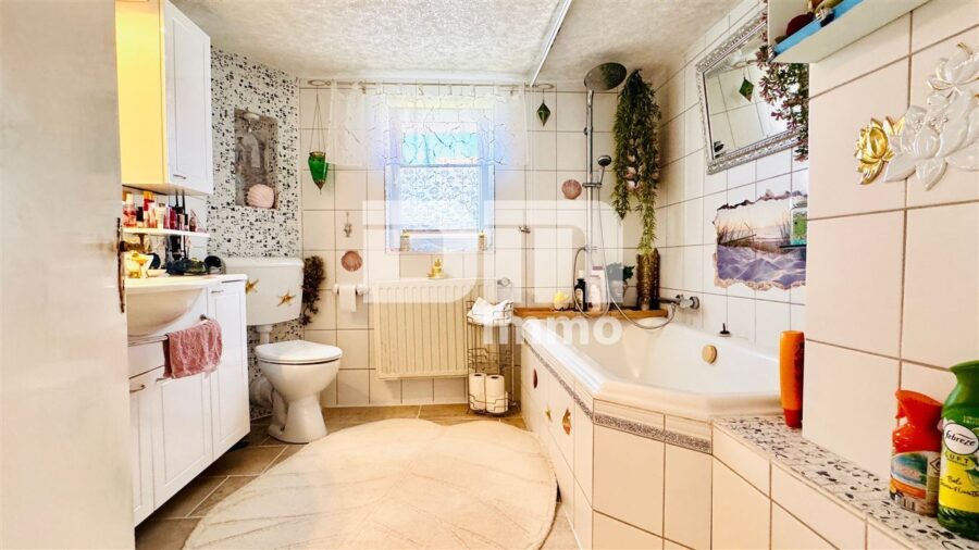 Teilsaniertes Einfamilienhaus mit Anbauten + Nebengebäude auf 1.600 m² Traumgartengrundstück - OG Badezimmer / Wanne